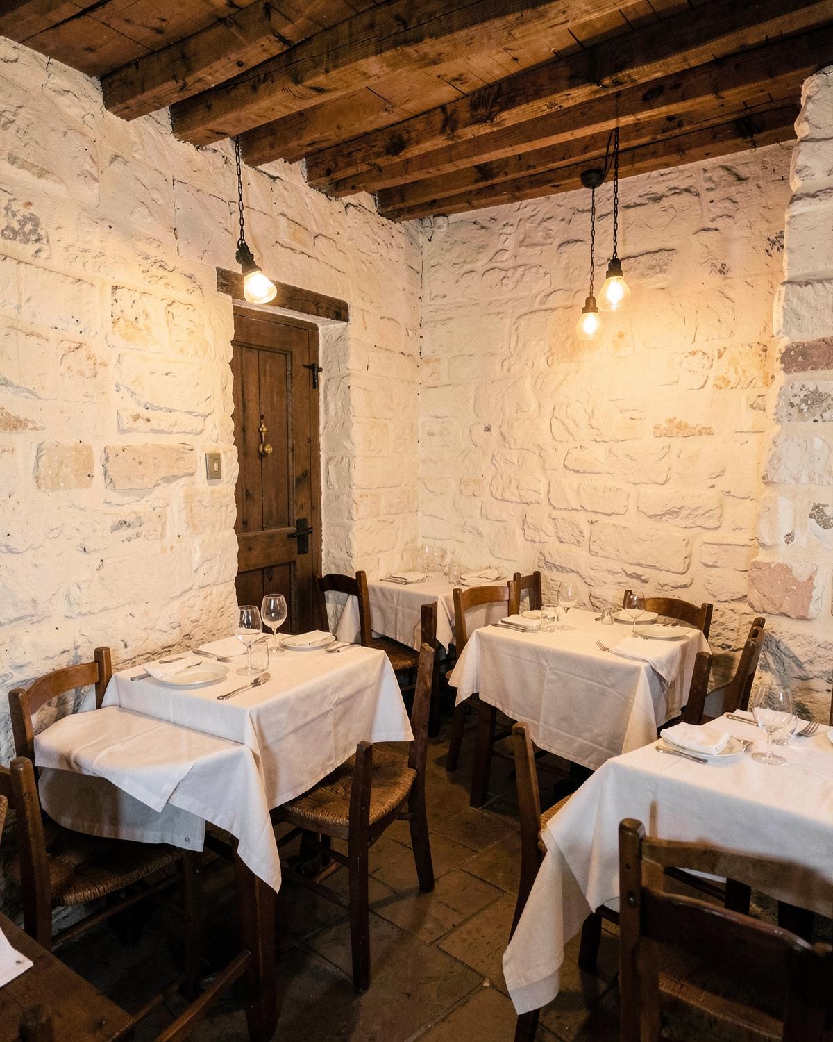 La sala dell'osteria apparecchiata